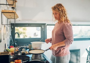  Žena koja sprema palačinke 