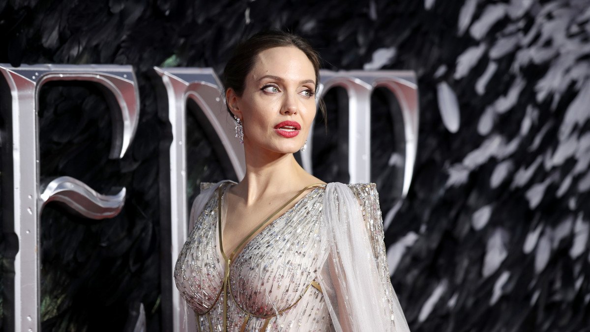 Angelina Jolie przytula córki po wizycie w szpitalu. Mamy zdjęcia 