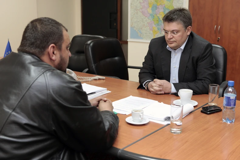 U društvu Slobodana Homena sedi Slobodan Jovanović koji je inicirao zakon a čija je ćerka Marija žrtva pedofila