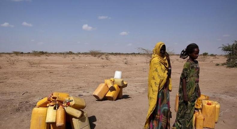 Woman wait to collect water in the drought stricken Somali region in Ethiopia, January 26, 2016. REUTERS/Tiksa Negeri