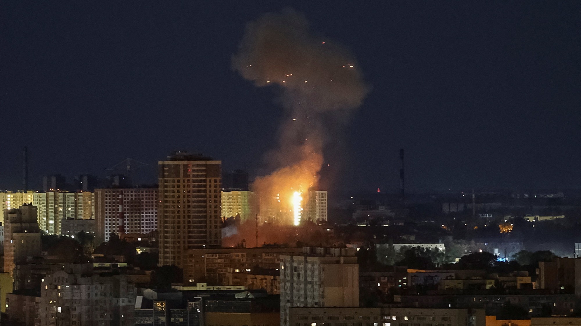 Výbuch nad mestom počas ruského raketového a dronového útoku v rámci ruskej ofenzívy proti Ukrajine, Kyjev, Ukrajina, 2. júna 2026.