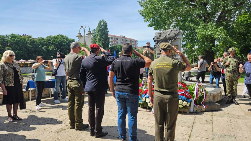 Položeni venci na spomen obeležje