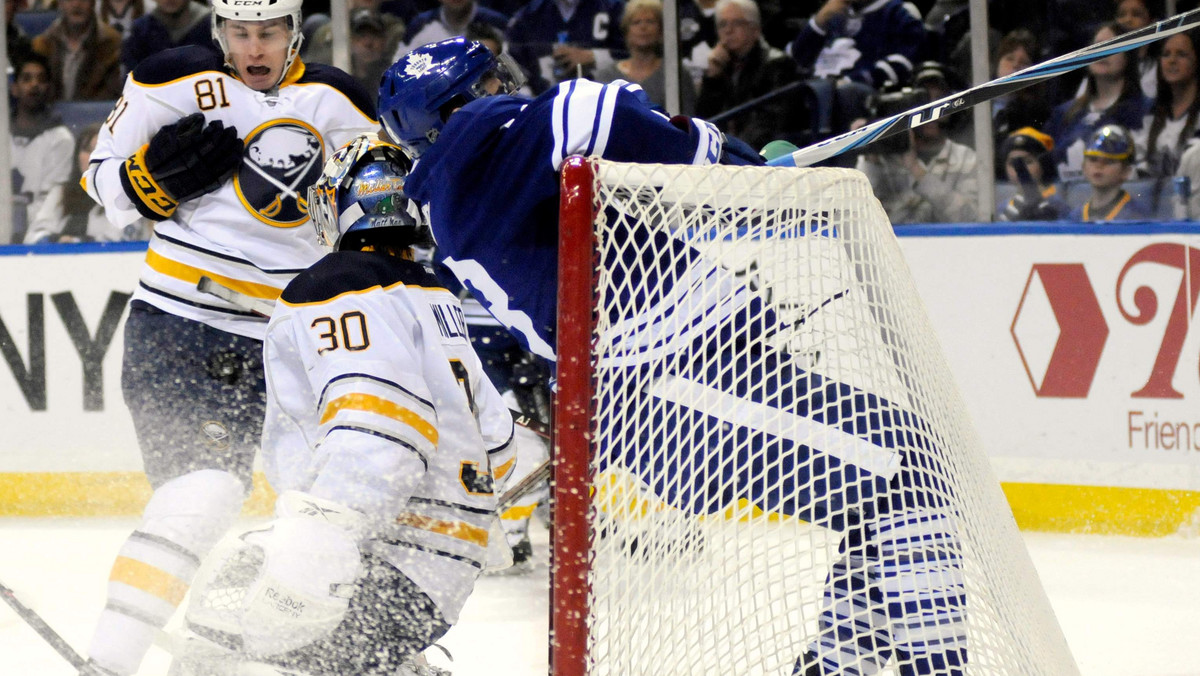 Najdłuższa niemoc w meczach domowych w historii Toronto Maple Leafs dobiegła końca. Klonowe Liście przełamały się w starciu z Buffalo Sabres 4:3 i być może odegrały nawet kluczową rolę w wyścigu o ósmą lokatę pomiędzy Sabres i Capitals.