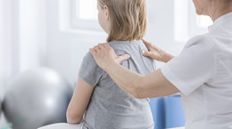 Skolioza u dzieci - przyczyny i objawy. Na czym polega leczenie skoliozy?