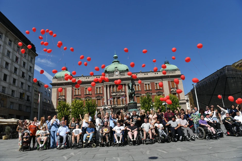 Obeležen Svetski dan Dišenove distrofije mišića u Beogradu puštanjem 79 crvenih balona