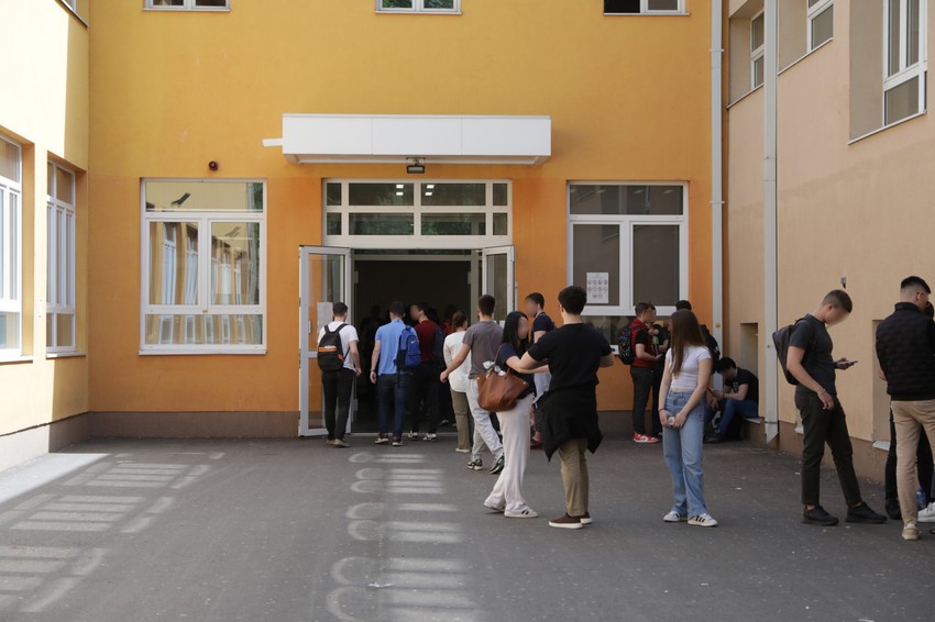 "Izašli smo u susret maturantima da im na zakonit način zaključimo ocene i da im izdamo validnu javnu ispravu i svedočanstvo"