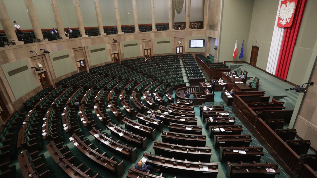 Gdyby wybory parlamentarne odbywały się we wrześniu, na PiS zagłosowałoby 44 proc. osób deklarujących udział w głosowaniu, PO uzyskałaby 19 proc. poparcia, Kukiz'15 - 8 proc.; 6 proc. osiągnęłaby Nowoczesna, a 5 proc. PSL - wynika z najnowszego sondażu CBOS.