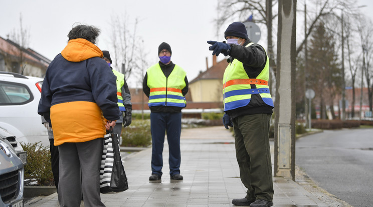 Polgáron a polgárőrök faggatják az embereket az utcán /Fotó: MTI Czeglédi Zsolt