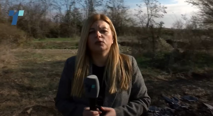 Novinarka Telme ispred mesta gde je bila zakopana Vanja Gorčevska