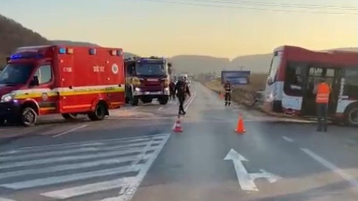 Pri zrážke s autobusom na ceste I/61 v Opatovej sa zranil motocyklista.