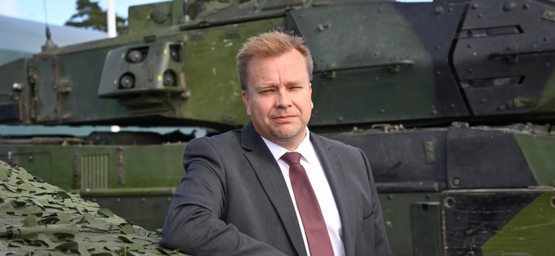 Finlandia szykuje się do wejścia do NATO, a szef MON... bierze urlop ojcowski. "Dzieci są małe tylko przez chwilę"