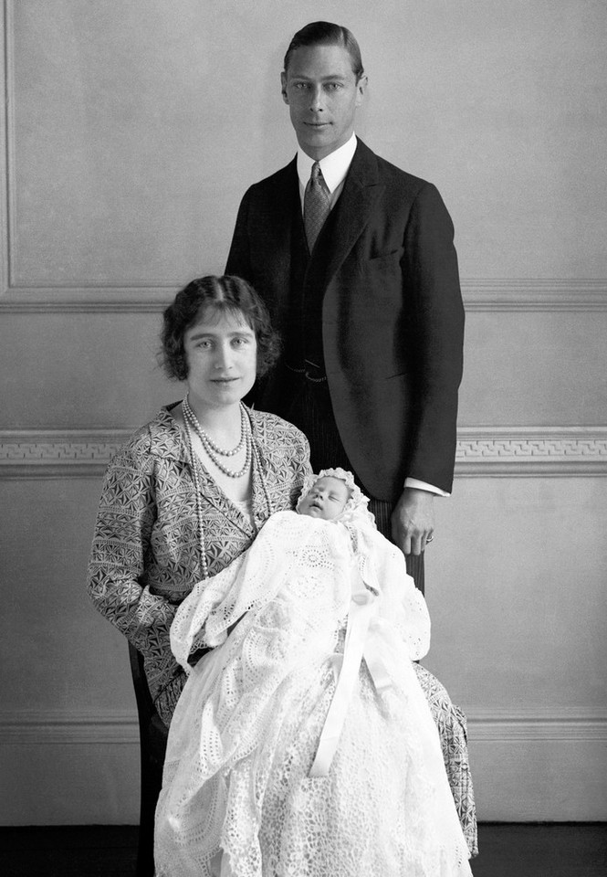 Księżniczka Elżbieta z rodzicami w 1926 r.