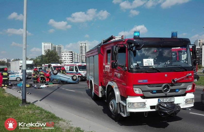 Tragiczny wypadek w Krakowie. Motocyklista zderzył się z seicento