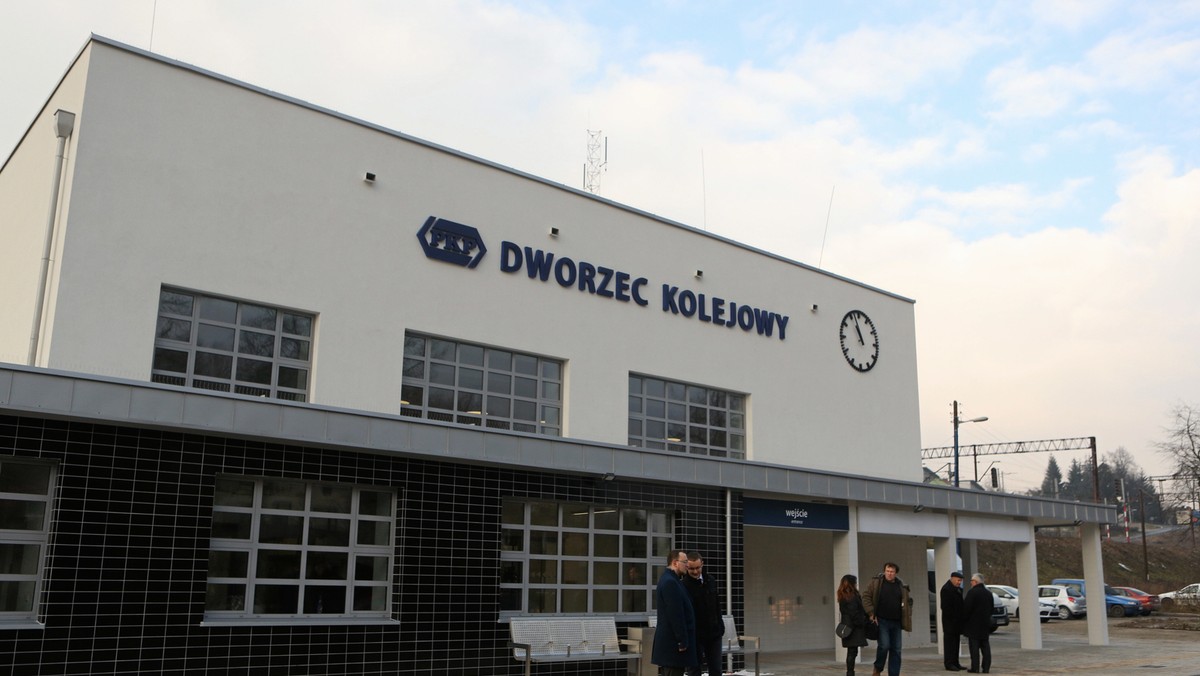 Zmodernizowany dworzec kolejowy w Miechowie (Małopolskie) został dziś udostępniony dla pasażerów. - Dworzec wygląda zupełnie inaczej niż przed laty – podkreślił podczas uroczystości otwarcia minister infrastruktury i budownictwa Andrzej Adamczyk.