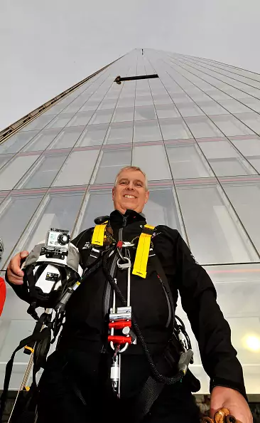 Książę Andrzej przed wieżowcem Shard w 2012 r. 