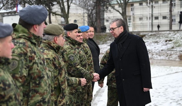 Vučić u obilasku kasarne