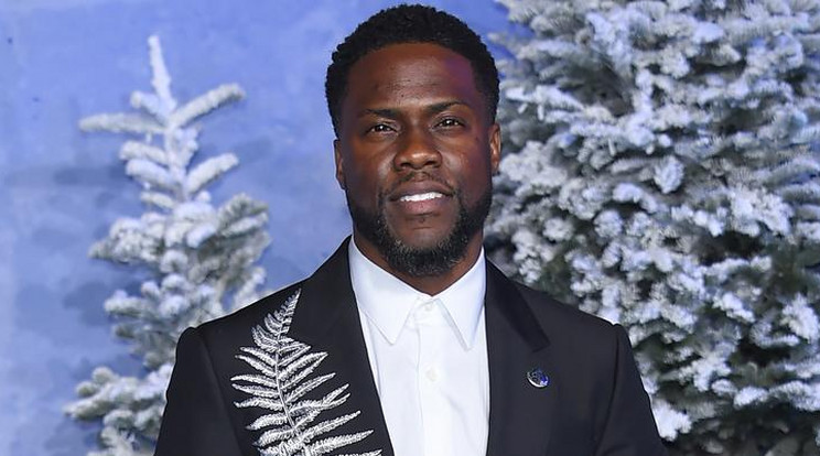 Kevin Hart csinált egy családi fotót a Parlamenttel a háttérben / Fotó: Northfoto