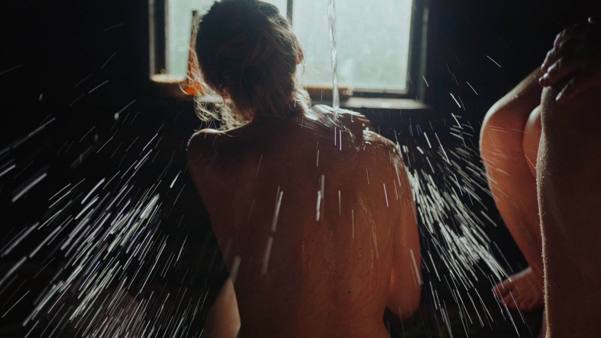 Poruszający i lepki. Film, który dzięki saunie pokazuje siłę kobiecego doświadczenia. "Siostrzeństwo świętej sauny" już w kinach!