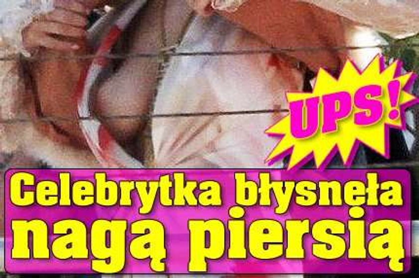 Ups! Celebrytka błysnęła nagą piersią