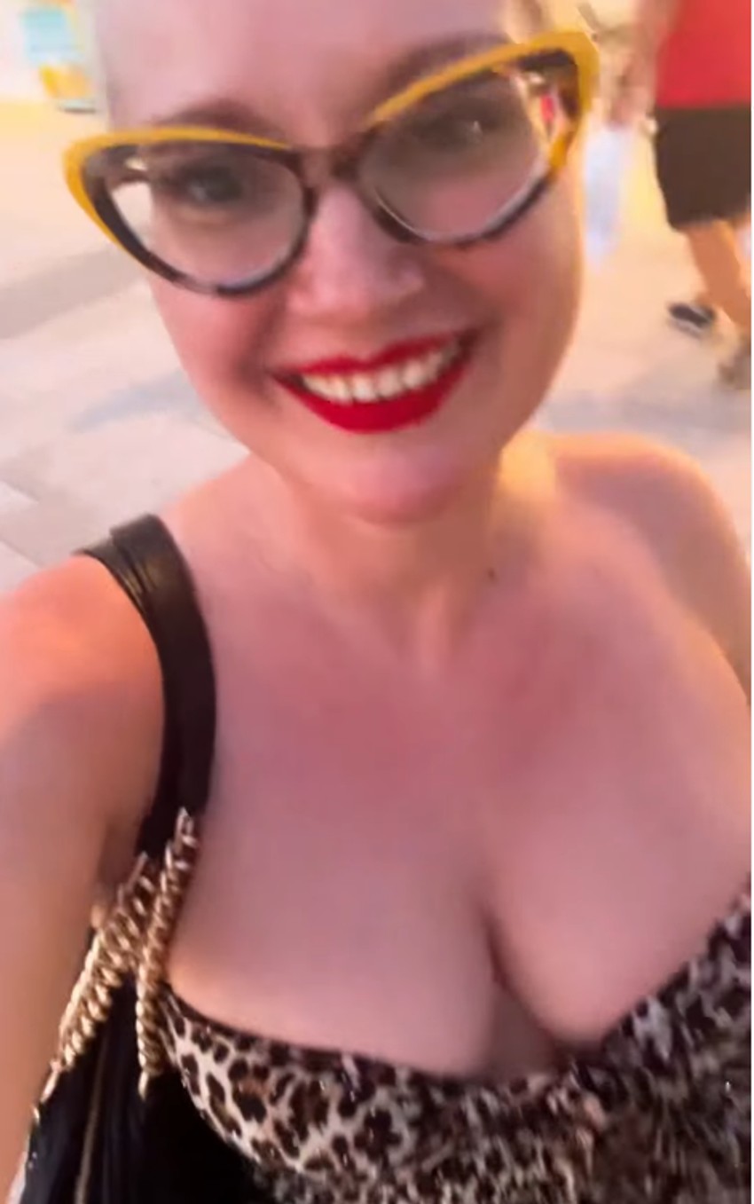 Maja Nikolić u tigrastoj haljini