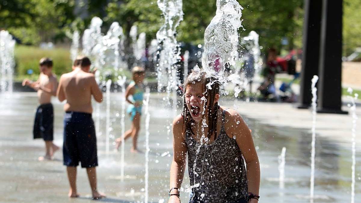 W USA, zwłaszcza w centrum kraju, jest od wielu dni bardzo gorąco, temperatura odczuwalna przewyższa 50 st. C, a fala nadzwyczajnych upałów utrzyma się i rozszerzy na wschód - poinformował we wtorek przedstawiciel amerykańskiej służby meteorologicznej.