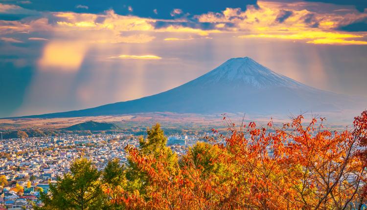 Władze Japonii zasłonią wulkan Fudżi. To efekt zachowania turystów