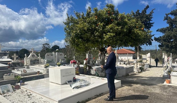 Ambasador Srbije u Grčkoj Nikola Nedeljković položio venac na grob Mikisa Teodorakisa