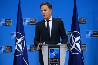 Rutte: Rosja produkuje tyle amunicji w 3 miesiące, co całe NATO w rok