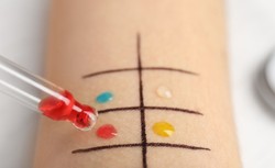 Osoby, które miały anafilaksję, nie powinny brać szczepionki na Covid-19