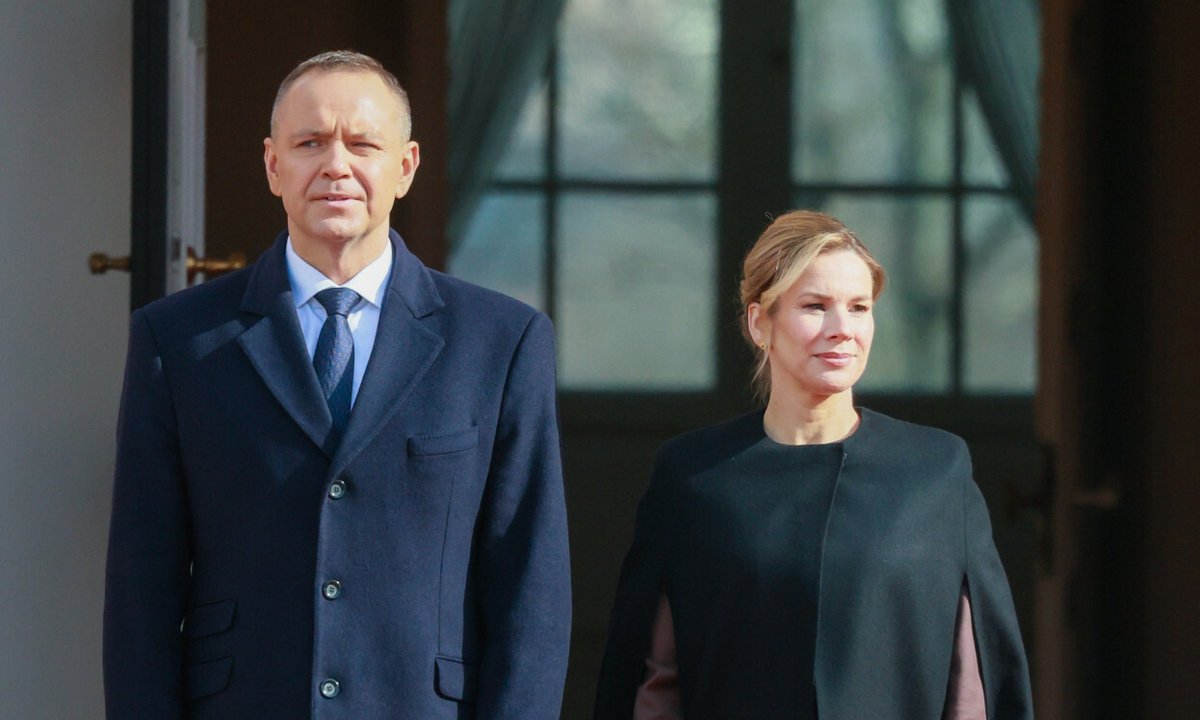 Marta Nawrocka w czarnej pelerynie. Ekspertka modowa miała wiele uwag