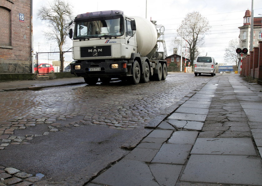 Tiry rozjeżdżają ulicę Sandomierską na gdańskiej Oruni. Pękają tutaj kamienice