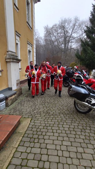 40 Mikołajów na motorach odwiedziło dzieci w Zameczku w Rudołtowicach - 03.12.2022 - autor: Zameczek Rudołtowice