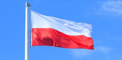 W kałuży leżała polska flaga. Co zrobił przechodzień? To nagranie podbija internet