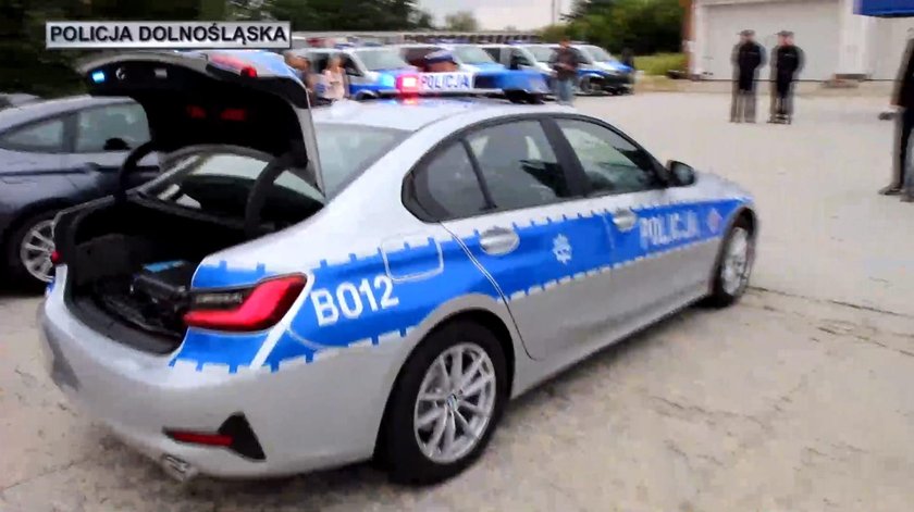 Policjanci będą też jeździć pierwszymi w historii polskiej policji oznakowanymi BMW (sedany 320i)