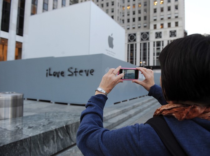 'I love Steve' na ścianie przed sklepem Apple'a w Nowym Jorku