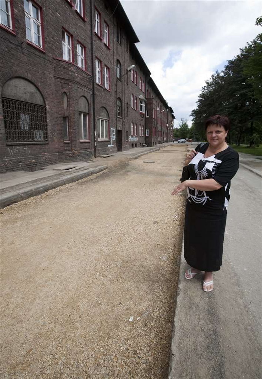 Mieszkańcy zabytkowej dzielnicy Katowic mają już dość remontów ulic. Pozostają rozkopane od dwóch miesięcy. W tym czasie przy wykopach nie pojawił się żaden robotnik. Nikt też nie poinformował ich, jak długo jeszcze potrwa taka sytuacja.