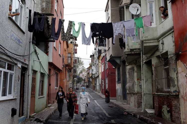 Choć spacerując po dawnej stolicy Imperium Osmańskiego można się natknąć na dzielnice biedy, poziom życia mieszkańców podwyższył się wyraźnie w ciągu ostatnich lat. Widać to również na ulicach, przy których deweloperzy nie przestają wznosić wciąż nowych konstrukcji. Stambuł, w kolejce za takimi metropoliami jak Moskwa, czy Nowy Jork, co roku zajmuje wysokie miejsca w rankingu miast z największą liczbą miliarderów.