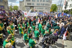 Mażoretki, Młodzieżowa Orkiestra Dęta, górnicy, OPZZ i SLD. Święto Pracy w Warszawie pod hasłem "Przywróćmy godną pracę"