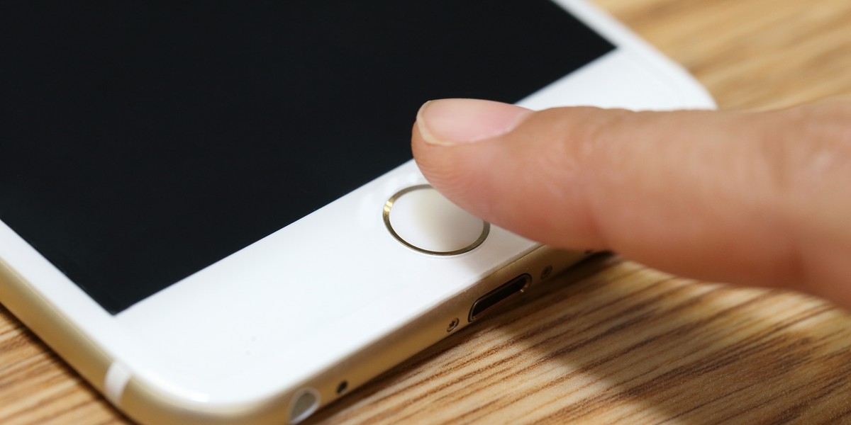 Touch ID w nowej wersji iPhone'a może stać się częścią wyświetlacza. Albo znaleźć się z tyłu