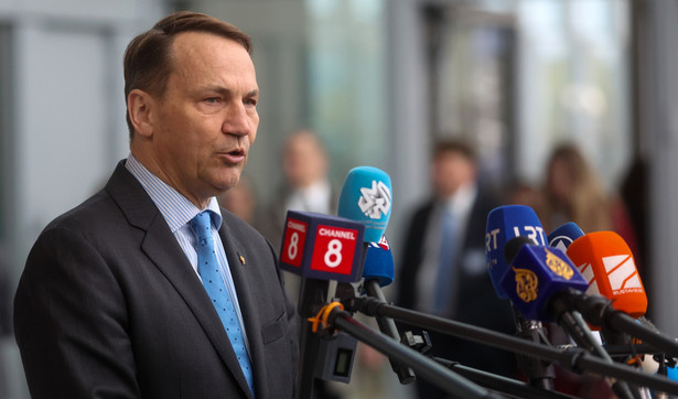 epa11256613 Polish Foreign Minister Radoslaw Sikorski speaks to the media during a North Atlantic Treaty Organization (NATO) Foreign Affairs Ministers meeting in Brussels, Belgium, 03 April 2024.