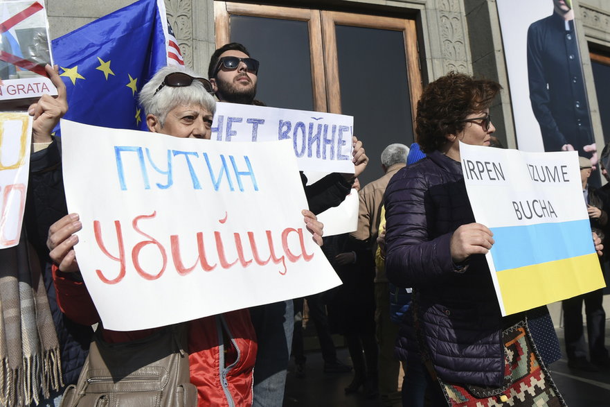 Mieszkańcy Armenii trzymają plakaty z nazwami ukraińskich miast zniszczonych podczas walk i słowami "Nie ma wojny, Putin jest kłamcą", protest zorganizowany z okazji spotkań OUBZ, Erywań, 23 listopada 2022 r.