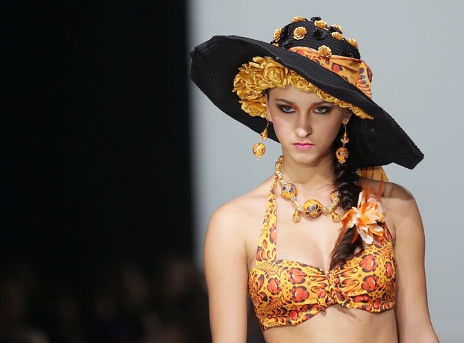 Kwiatowe wzory w modzie plażowej – kostiumy kąpielowe na sezon wiosna-lato 2012