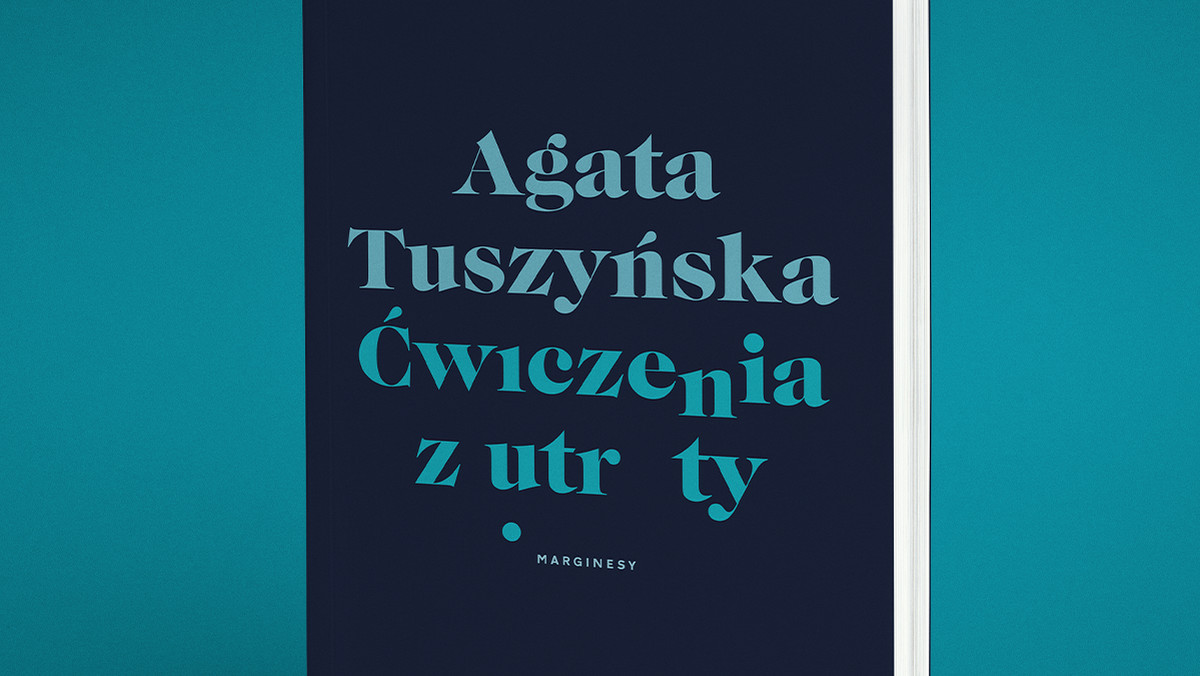 Spędził kilka miesięcy na szpitalnym łóżku. Oboje obcy we wszechświecie choroby. On upokorzony zależnością. Ja zdziwiona umiejętnością przystosowania. Jego powrót do dzieciństwa. Zmiana ról. Bunt wobec świata, poczucie krzywdy. Uprawianie nadziei wbrew wszystkiemu i wszystkim, bo rozstanie jest niemożliwe, bo cierpienie musi mieć sens. Bo nie chcemy się poddać. Wola życia pilnuje daru życia. Jeszcze ciągle.