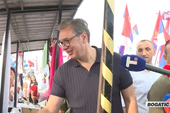 "LEPO VAM JE SELO, MORAMO PUTEVE DA URADIMO" Vučić u Banovom Polju: "Deo od Sremske Mitrovice je užasan, to ćemo sada rešiti" (VIDEO)