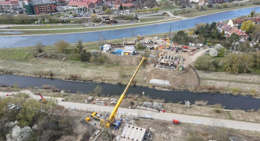 Obecnie trwa montaż elementów konstrukcji stalowej na Ostrowie Tumskim oraz po stronie Berdychowa i Chwaliszewa.