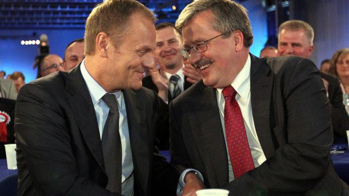 tusk komorowski ściskają się