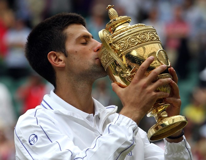 Novak Đoković sa trofejem Vimbldona 2011. godine