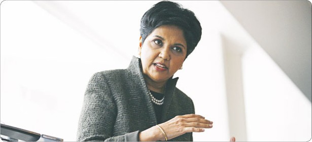 Indra Nooyi piąty raz z rzędu została uznana przez magazyn „Fortune” za najbardziej wpływową kobietę w biznesie. Koncern PepsiCo zawdziecza jej wyjście z cienia The Coca-Cola Company Fot. Reuters/Forum