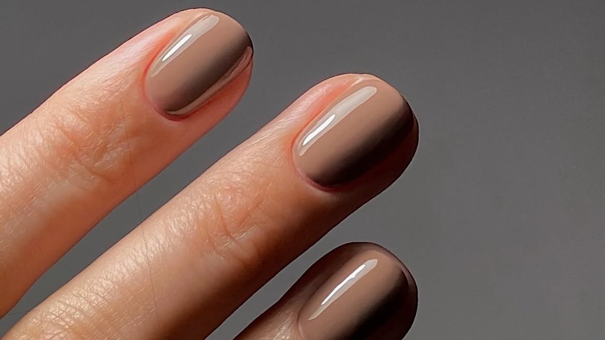 Chai latte nokti su trend za jesen 2026: Smeđi manikir koji izgleda elegantno i luksuzno