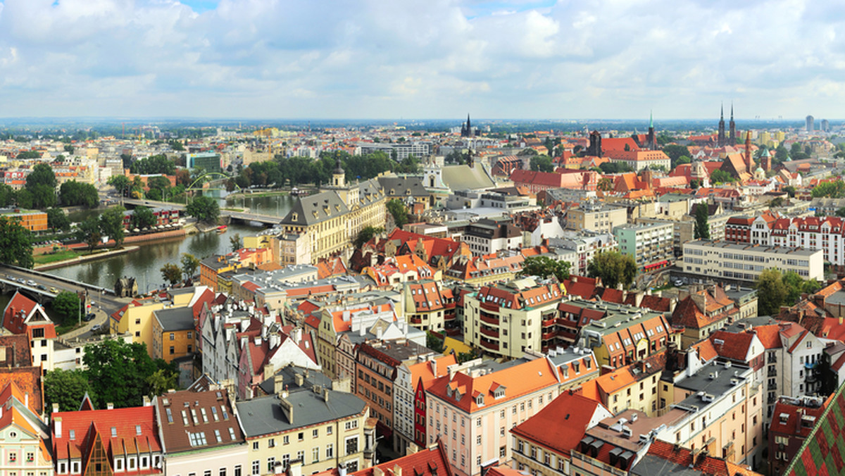 Krzyż Światowych Dni Młodzieży wraz z ikoną Matki Bożej Salus Populi Romani od niedzieli będą pielgrzymować po archidiecezji wrocławskiej. Peregrynacja potrwa do 16 kwietnia. W wielu miejscach zaplanowano modlitewne czuwania i procesje – podały władze kurii.